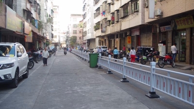 梅县宝华街路中央停放的车已“归位”！加装护栏解决违停难题