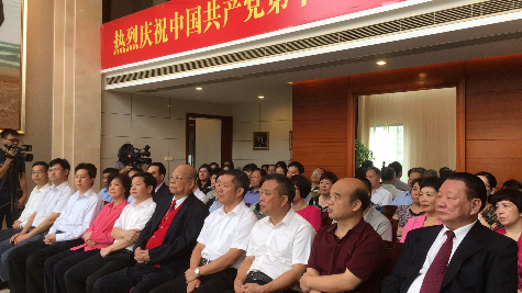 党在心中！曾宪梓博士邀各界人士到家中收看十九大开幕会