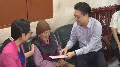 秋风送爽！陈伟明率慰问组走访慰问长寿老人