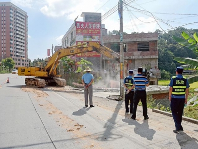 五华县依法拆除违章建筑物 确保道路安全畅通