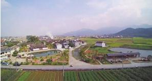 以前村里找他“化缘”，现在他为村民“化缘”