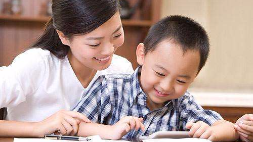 陪孩子做作业气到上手术台？“一等”家长用眼神教育孩子