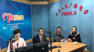 兴宁市气象局局长张振坚作客“行风热线”直播室