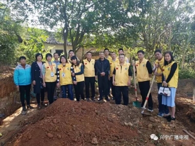 兴宁善小助学协会施“善行”  贫困学子展欢颜