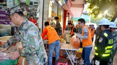 西郊街道开展市场市容环境专项整治活动助力创文