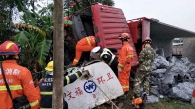 今天上午蕉岭文福夏屋路段两大货车相撞，1人死亡4人受伤