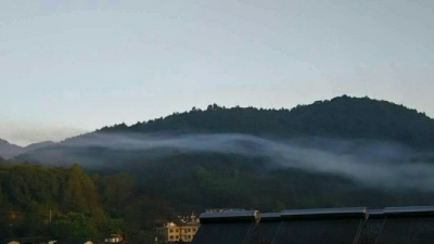 云雾袅袅，仿若群山披丝带