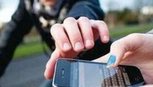 丰顺两“瘾君子”飞车抢夺手机 还透支手机内支付宝...