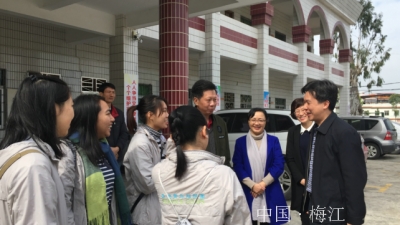 市港澳事务局一行到西阳镇  探望来梅支教的香港青年服务团成员