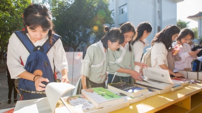 “青青悦读”活动走进宪中，引导学生读好书