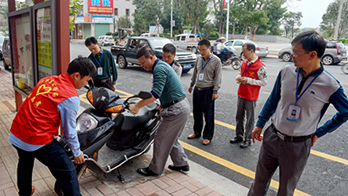 何伟雄率队到网格化责任地段督查“创国卫”迎检工作