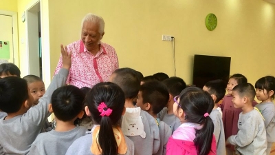 印尼侨领熊德龙视察我市幼儿园  孩子们乐了：“爷爷好！”