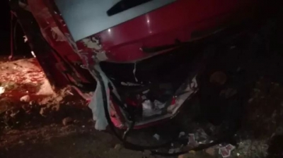 惊！载砂大货车在汤坑一下坡路段侧翻，车头变形！