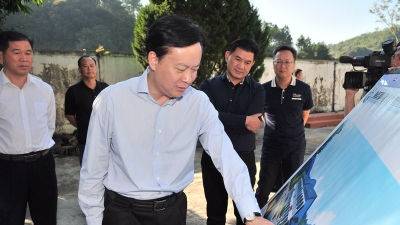 谭君铁带头深入梅县区镇村，宣讲党的十九大精神