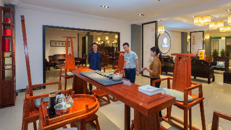 五华乡贤回乡投资：实现红木家具“前店后创”