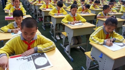 东山附小举行百人书法大赛 挥毫写就一手好字