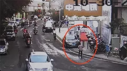 揪心！九旬老人摔倒在大埔街头，额头满是鲜血…