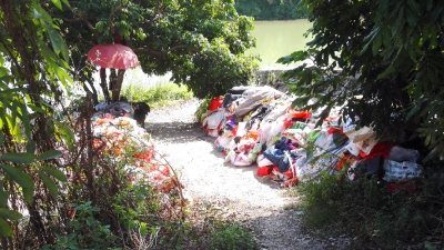 流浪汉捡垃圾堆“战壕” 附近住户深受其扰