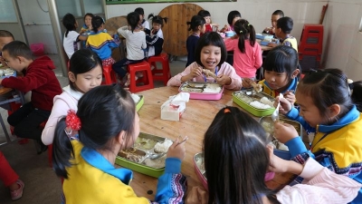 平远县推行“中央厨房”校园供餐配送模式