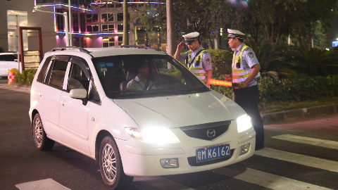 交警夜查逮住18名“醉猫”，有司机滥用远光灯尝到“亮瞎眼”滋味