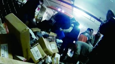 申通快递员偷吃快递食品、脚踢包裹 回应：全面整顿