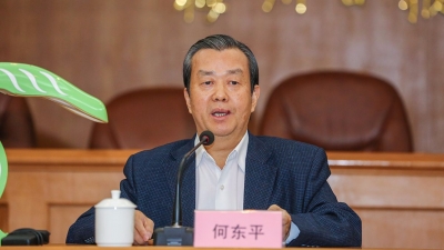 光明日报社原总编辑何东平到梅州日报社与采编人员座谈交流