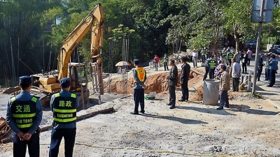 五华依法拆除岐岭镇一非法占用公路违章建筑