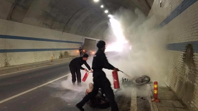 赞！S223黄坑隧道内一摩托车起火，9名经过民警辅警迅速灭火救人