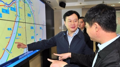 谭君铁巡查水资源环境情况时强调：落实河长制打造水环境
