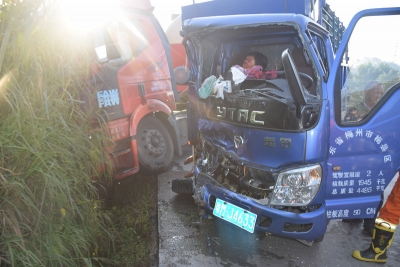 大小货车“怼”在路边！两人被困，附近群众和消防官兵一起施救