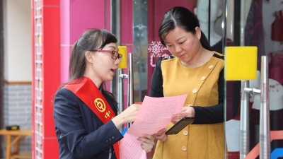 400志愿者走上梅城大街小巷，清洁家园喜迎客商大会