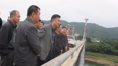 县长熊锋松巡查梅江落实河长制工作