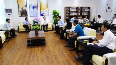 嘉应学院到梅州高新技术产业园区对接毕业生需求