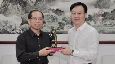 中国足协常务副主席、秘书长张剑一行调研梅州足球