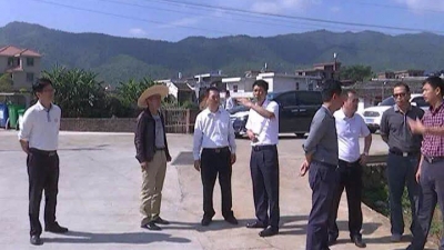 胡新文到东石镇调研：以精准扶贫为基础，统筹推进新农村建设