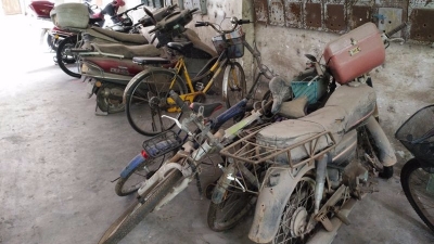 占位置还碍眼！梅城东厢教师村“僵尸车”无人管