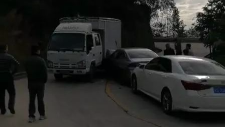 丰顺黄金嶂背路段三车碰撞  小车成“三明治” 