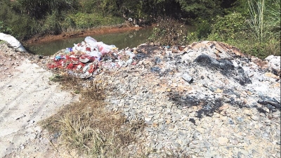 平远县道039线热柘镇横梁村河道边垃圾成堆