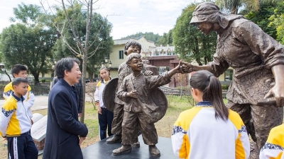 刘沅声大型铸铜雕塑《送子过学堂》在耕读公园落成