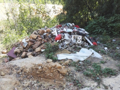 省道224线丰顺县黄金镇松青村道路旁乱堆垃圾