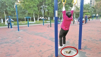 归读公园健身器材破损  这种现象何时休？