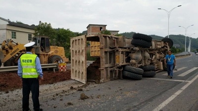 S223线申坑路段一货车为避让小车发生侧翻，小车当即离开
