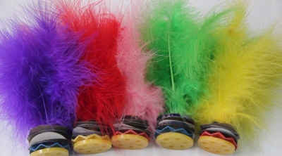 别人将毽子踢到他车上，他竟拔出刀...