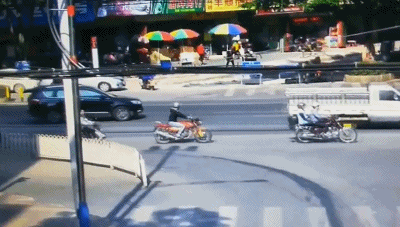 这位司机，你往哪开啊！梅县区一小车直奔花带