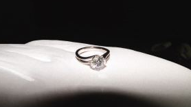 十几万的钻戒掉马路 梅县民警帮找回