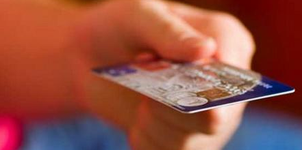 捡到工友银行卡私自藏匿，竟蒙对了密码…男子贪心酿大错