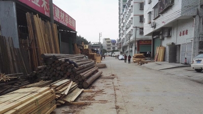 占据机动车道、人行道... 兴宁多家木材厂“霸道”经营
