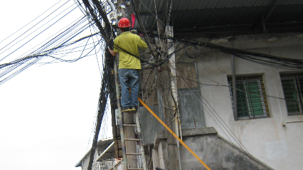梅城梅正路中段危险线杆清除 恢复良好市容市貌