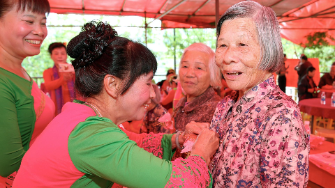 梅江区金山街道月梅老龄会为26名老人祝寿