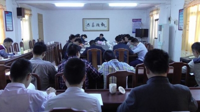 潭下镇召开省定贫困村“三清三拆三整治”工作推进会